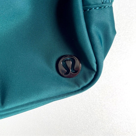 💰SOLD💰NWT Lululemon Belt Bag 2L - Green Jasper - Picture 2 of 4